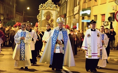 Procesja różańcowa ulicami miasta pod przewodnictwem bp. Jeża.