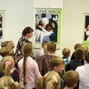 Przedszkolaki zwiedzają wystawę razem z Bernadetą Klimek.