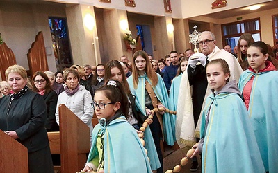 Władysław Zima wnosi relikwie dzieci z Fatimy.