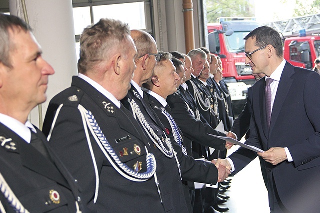 Premier Mateusz Morawiecki przekazuje decyzje o otrzymaniu dotacji.