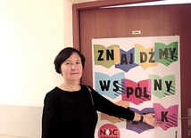 Monika Jabłońska przy drzwiach, za którymi trwa rozwiązywanie zagadek muzycznych.