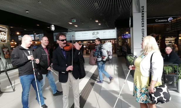 Katowice. Na dworcu PKP "Dzień Białej Laski" świętowali niewidomi  