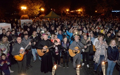 Rok temu z gitarą przyszedł również bp Piotr Turzyński.