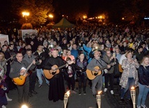 Rok temu z gitarą przyszedł również bp Piotr Turzyński.