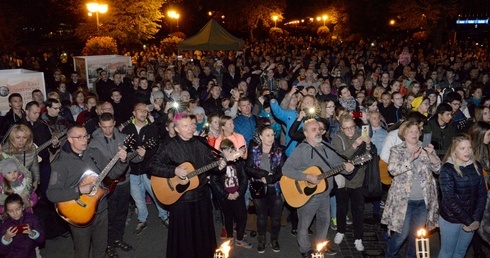 Rok temu z gitarą przyszedł również bp Piotr Turzyński.