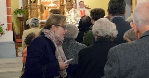 W kościele Świętej Rodziny w Radomiu Kamila Rzepka, diecezjalna doradczyni życia rodzinnego, zbierała karteczki, na których osieroceni rodzice pisali imiona swych dzieci. Każde zostało odczytane podczas Mszy św.