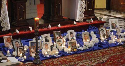 Przed ołtarzem wierni usatwili zdjęcia swoich dzieci, figurki aniołków i światło pamięci dla wszystckich dzieci utraconych.