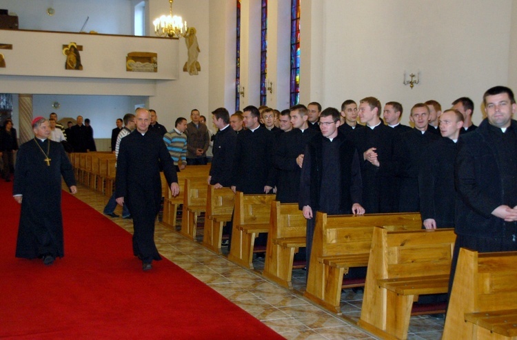 Pierwsze odwiedziny Radomia po papieskiej nominacji. Spotkanie z alumnami w seminaryjnej kaplicy. Z biskupem idzie rektor ks. Jarosław Wojtkun.