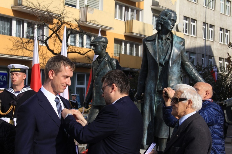 W tym roku w gronie odznaczonych był m.in. Paweł Sasin, autor pomnika Gdynian Wysiedlonych.