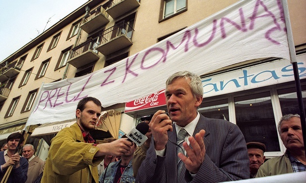 Wiec Partii Wolności w 1993 r. Przemawia Kornel Morawiecki.