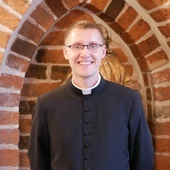 Do wspólnej modlitwy w intencji kapłanów zaprasza ks. Piotr Belecki.