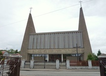 Kościół z izbą pamięci w Łagiewnikach Wielkich