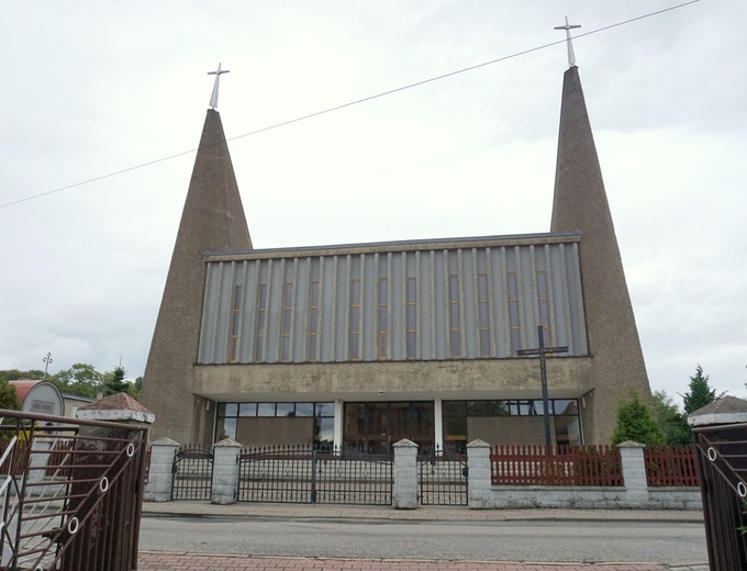 Kościół z izbą pamięci w Łagiewnikach Wielkich