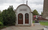 Kościół z izbą pamięci w Łagiewnikach Wielkich