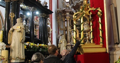 O szeptaniu przy grobie św. Jadwigi i świętości jak dzwon. Pielgrzymka chorych