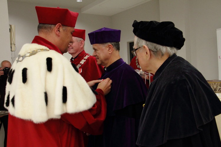 Doktorat honoris causa UPJPII dla kard. Zenona Grocholewskiego