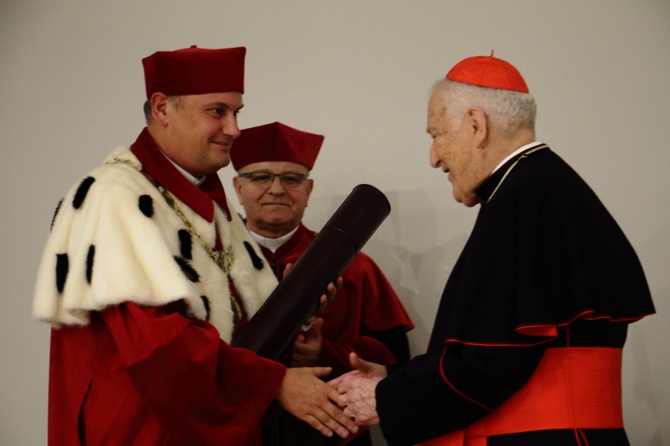 Doktorat honoris causa UPJPII dla kard. Zenona Grocholewskiego