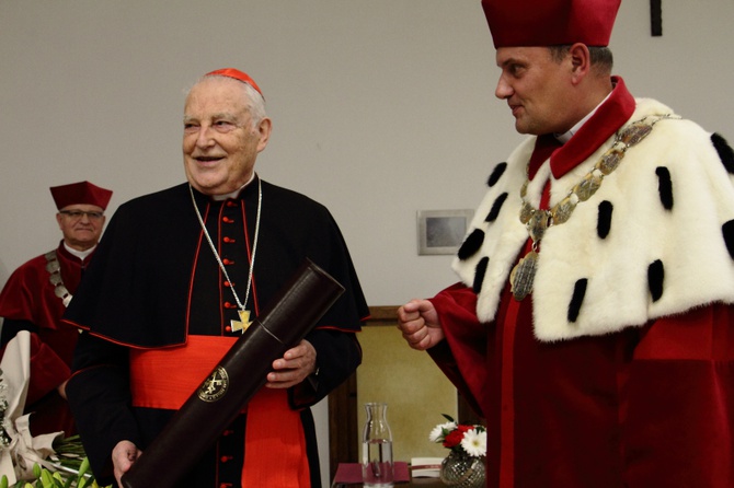 Doktorat honoris causa UPJPII dla kard. Zenona Grocholewskiego