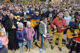 Centralnym punktem spotkania było wspólne zaśpiewanie i zagranie "Barki". Gitarzystom towarzyszył bp Henryk Tomasik.