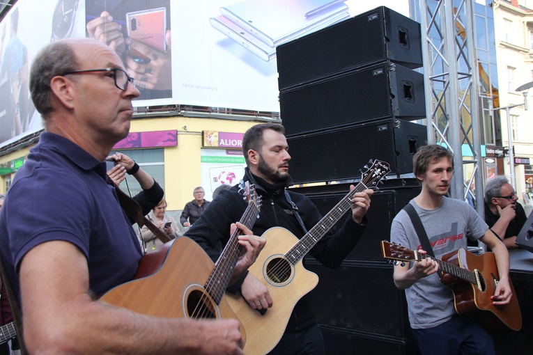 Katowice. "Layla" na placu przed galerią handlową