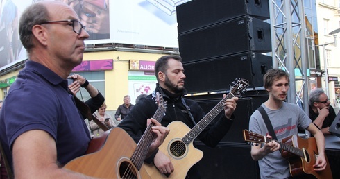 Katowice. "Layla" na placu przed galerią handlową