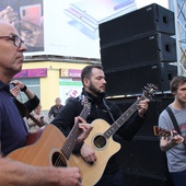 Katowice. "Layla" na placu przed galerią handlową