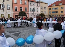 Różaniec do Nieba w Trzebnicy. Sznur paciorków poszybował wraz z modlitwą