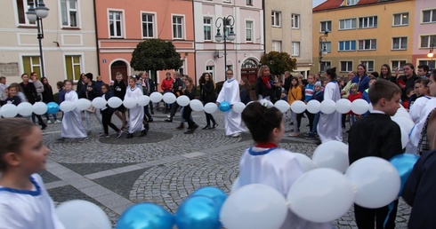 Różaniec do Nieba w Trzebnicy. Sznur paciorków poszybował wraz z modlitwą