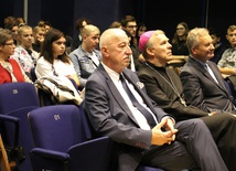 Spotkanie odbyło się w Resursie Obywatelskiej. W pierwszym rzędzie od lewej: Karol Semik, bp Piotr Turzyński i ks. Marek Dziewiecki.