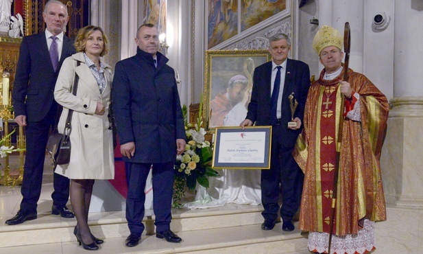 Po odebraniu nagrody do wspólnej fotografii z Krzysztofem Gajewskim, reprezentującym Fundację Polish Orphans Charity, stanęli przedstawiciele Funduszu im. bp. Jana Chrapka oraz bp Piotr Turzyński.