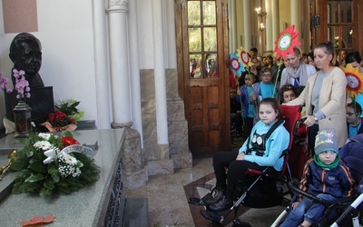 Uczestnicy marszu zatrzymywali się na chwilę modlitwy przy sarkofagu bp. Jana Chrapka.