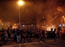 Bitwa uliczna separatystycznych bojówkarzy z policją w centrum Barcelony