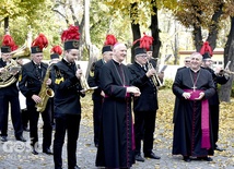 Przedstawiciela Stolicy Apostolskiej przywitała i odprowadziła górnicza orkiestra dęta.