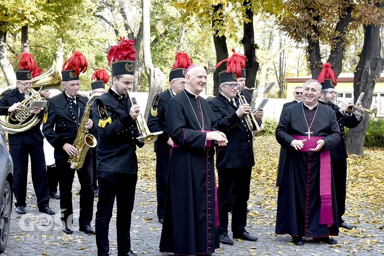 Przedstawiciela Stolicy Apostolskiej przywitała i odprowadziła górnicza orkiestra dęta.