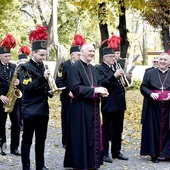 Przedstawiciela Stolicy Apostolskiej przywitała i odprowadziła górnicza orkiestra dęta.