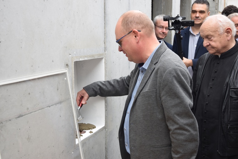 Wbudowanie kamienia węgielnego pod Dom Mocarzy