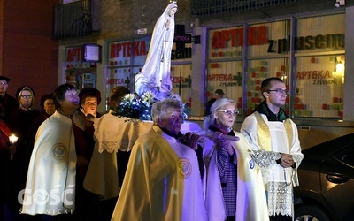 Po drodze kolejne wspólnoty niosły figurę Matki Bożej Fatimskiej.