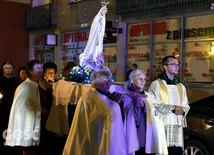 Po drodze kolejne wspólnoty niosły figurę Matki Bożej Fatimskiej.