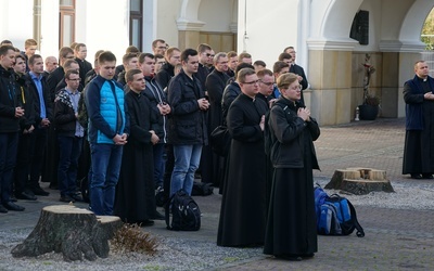 Modlitwa na placu sanktuaryjnym.