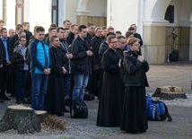 Modlitwa na placu sanktuaryjnym.