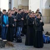 Modlitwa na placu sanktuaryjnym.