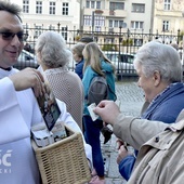 Ojcowie rozprowadzają kalendarze z wizerunkami najwybitniejszych misjonarzy w 100-letniej historii pobytu zgromadzenia w Polsce.