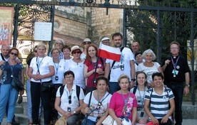 Pielgrzymi przed kościołem Nawiedzenia NMP w Ain Karem.