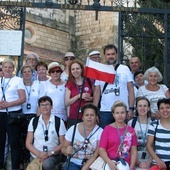 Pielgrzymi przed kościołem Nawiedzenia NMP w Ain Karem.