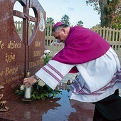 Monument i grób pobłogosławił bp Krzysztof Włodarczyk.