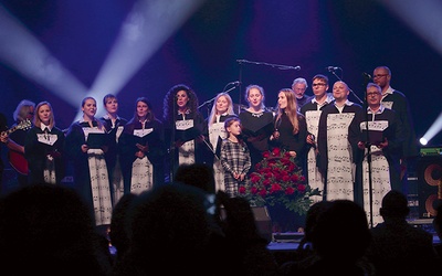 W wydarzeniu uczestniczyło prawie  3 tys. osób.  Na zakończenie wspólnie chór Alta Trinita, Czerwone Gitary, ks. Piotr Towarek, prowadzący, oraz publiczność wykonali „Barkę”.