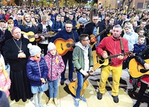 ▲	Centralnym punktem spotkania było wspólne zaśpiewanie i zagranie „Barki”. Gitarzystom towarzyszył bp Henryk Tomasik.