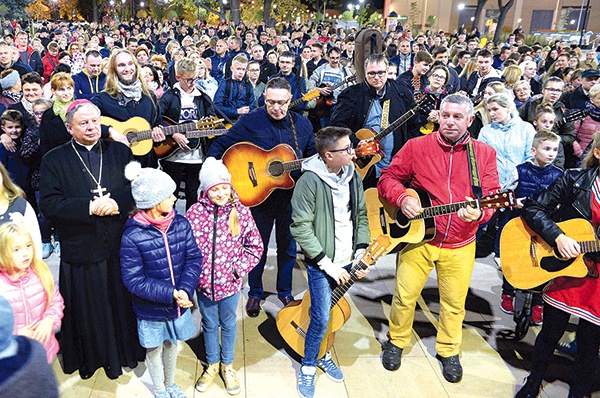 ▲	Centralnym punktem spotkania było wspólne zaśpiewanie i zagranie „Barki”. Gitarzystom towarzyszył bp Henryk Tomasik.