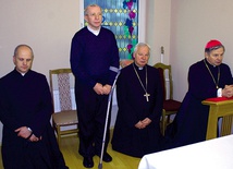 ▲	Modlitwa w kaplicy domowej bp. Stefana Siczka.