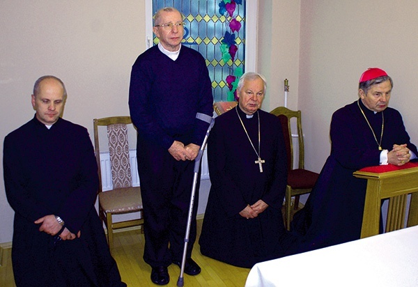 ▲	Modlitwa w kaplicy domowej bp. Stefana Siczka.